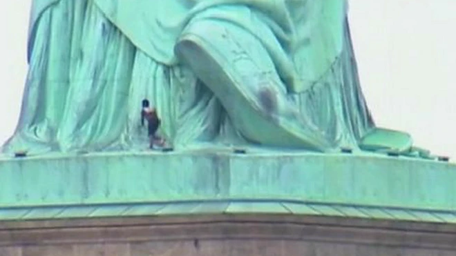 Umuntu yagaragaraga yurira aho ishusho y'ubwisanzure iri i New York itangirira