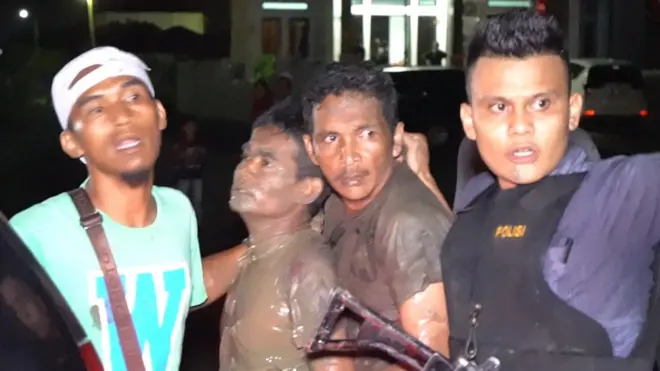 Dua anggota polisi menangkap dua orang napi yang sempat kabur dari Lapas Lambaro, Aceh Besar, Provinsi Aceh