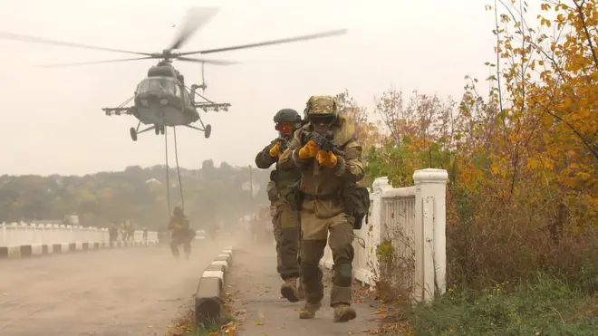 Замість абревіатури ВДВ українські десантники з 21 листопада 2017 року використовуватимуть означення ДШВ - "Десантно-штурмові війська"