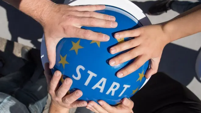 Коли українці почали подорожувати до Європи без віз, а Угода про асоціацію виходить на остаточне підписання, Київ та Брюссель намагаються сформулювати подальший план дій