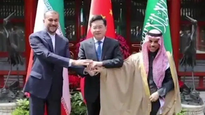 أظهر مقطع فيديو وزير الخارجية الصيني وهو يشجع نظيريه الإيراني والسعودي على المصافحة