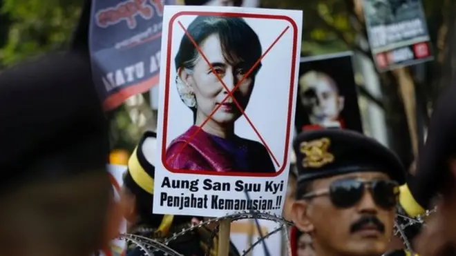 Muchos de los que la consideraron un icono moral se sienten defraudados por Aung San Suu Kyi.
