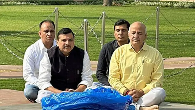 रविवार को सीबीआई पूछताछ में शामिल होने से पहले मनीष सिसोदिया राजघाट गए.