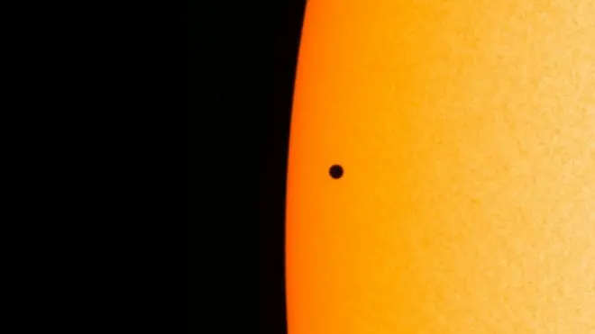 Таким Меркурій з'явився на фоні яскравої поверхні Сонця