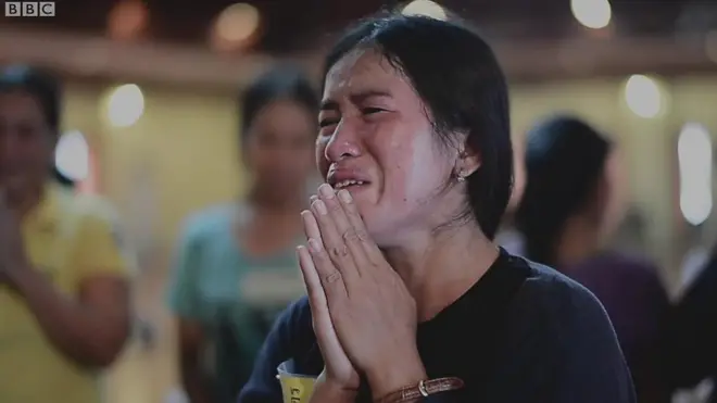 Một phụ nữ người Thượng cầu nguyện để được ở lại