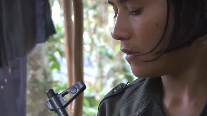 Adriana Gutiérrez limpiando su fusil