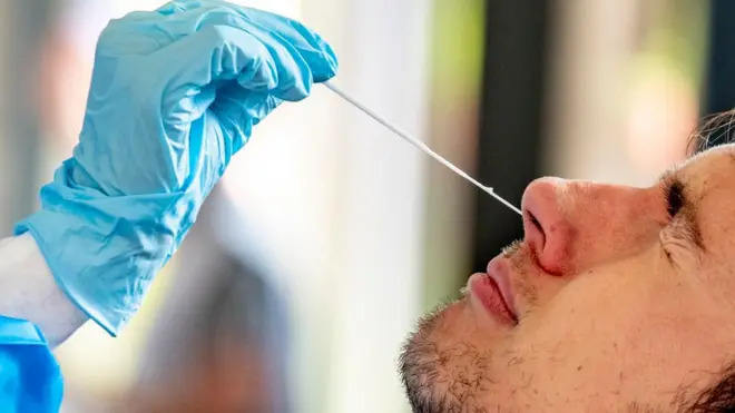 "Ми будемо за вас молитися". Як це - хворіти на ковід у Британії