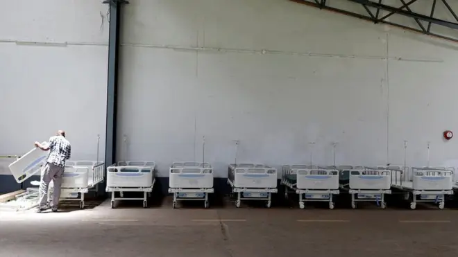 Kenya'nın başkenti Nairobi'de bir hastane, Covid-19 hastaların için yatak hazırlıyor