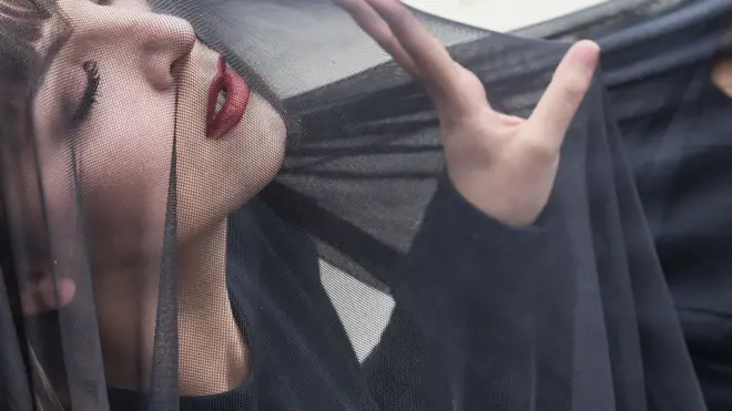 أحد العروض الفنية في شوارع عاصمة كوسوفو حول موضوع الاعتداء الجنسي