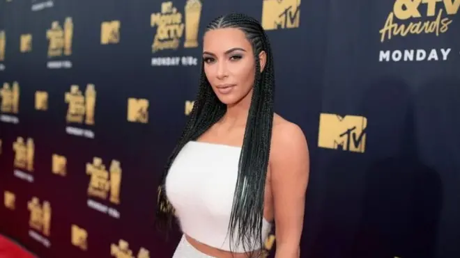 Kim Kardashain a reçu beaucoup de commentaires négatifs pour avoir porté des tresses lors d'une cérémonie de remise de prix.