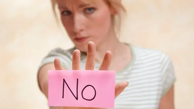 Chica con postit que dice "No"