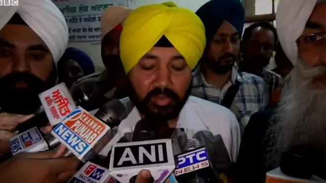 دلیر مہندی اور اور ان کے بھائی پر الزام تھا کہ وہ لوگوں کو رقم کے عوض بیرونِ ملک لے جاتے