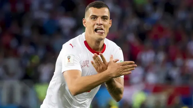 La celebración del águila de Xhaka y la de Shaqiri está bajo investigación.