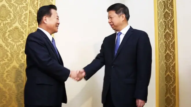 中联部发布了宋涛和崔龙海握手的照片。