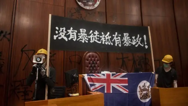 香港示威者闯入立法会，悬挂港英旗帜。