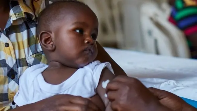 చిన్నారికి మలేరియా వ్యాక్సినేషన్