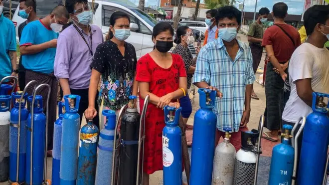 Военные власти запретили частным лицам покупать кислород, но люди все равно вынуждены то делать