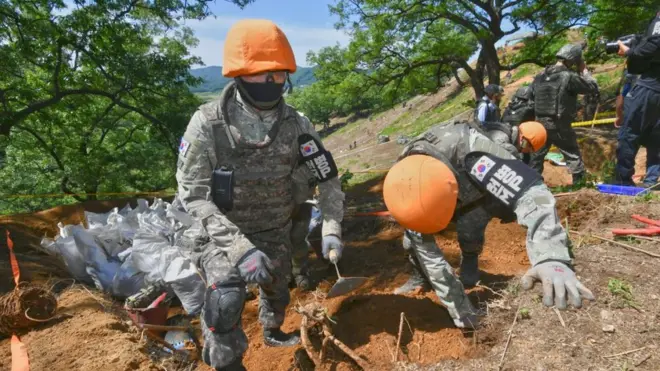 28일 강원도 철원군 민통선 내 남측 지역 화살머리고지일대에서 유해발굴 중인 한국측 장병들