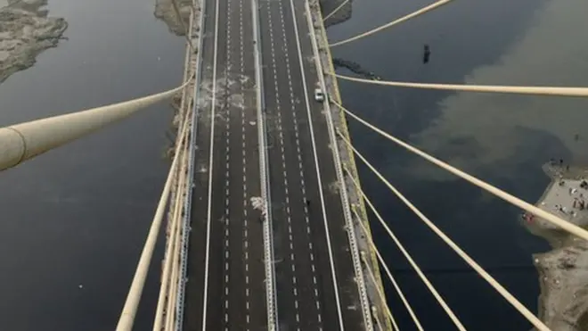 'सिग्नेचर ब्रिज के बनने से केवल यातायात का समाधान नहीं निकला है बल्कि दिल्ली की हवा भी कम कड़वी हो सके इसका भी इंतेज़ाम करने की कोशिश की गई है'