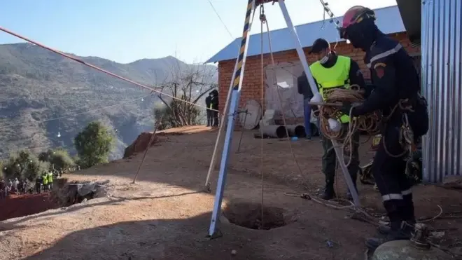 رجال الإنقاذ يقفون بالقرب من حفرة البئر التي سقط فيها ريان في مدينة شفشاون الواقعة على التلال الشمالية.