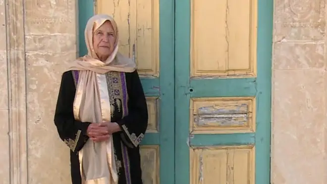 تطرز "أمي حبيبة" منذ أن كانت في الثالثة عشر من عمرها تقريبا ،فتحت لبي بي سي باب غرفة في بيتها في مدينة مساكن التي تحوي عشرات الأثواب التقليدية التي طرزتها.