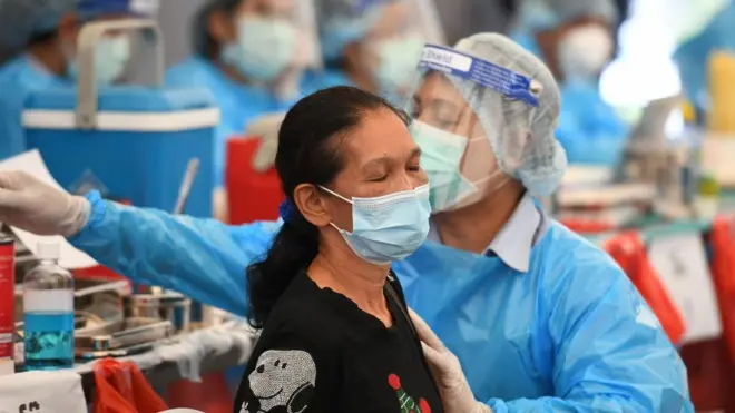 ประชาชนซึ่งเป็นกลุ่มเสี่ยงย่านชุมชนคลองเตย รับการฉีดวัคซีนป้องกันโรคโควิด-19 ซึ่งศูนย์บริการสาธารณสุข 41 คลองเตย ได้จัดให้บริการประชาชนมาตั้งแต่วันที่ 4 พ.ค.