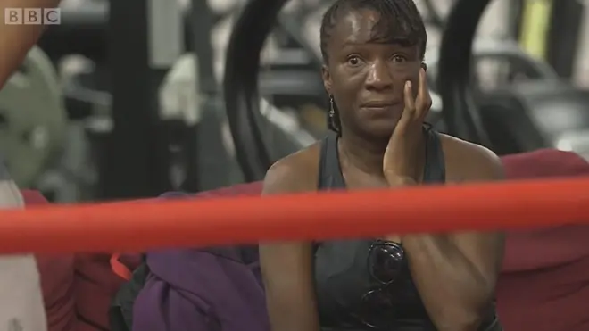 Majka Džozefa Džojsa na treningu svog sina (London, oktobar 2017)