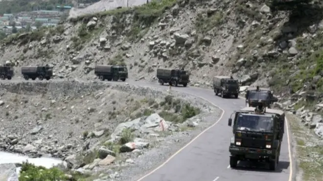 Hint Ordusu'na ait kamyonlar, Ladakh'a giden yol üzerinde hareket ediyor.