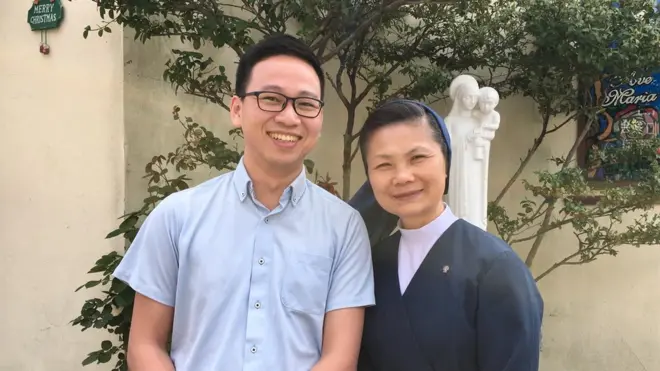 Trần Quốc Toản cùng sơ Maria Lang trước cửa Nhà thờ Thánh Peter ở Kawaguchi, nơi anh dạy tiếng Nhật tình nguyện cho nhiều du học sinh/thực tập sinh người Việt