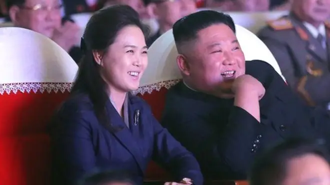 किम जोंग-उन अपनी पत्नी रि सोल-जू के साथ