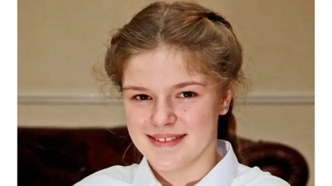 맨체스터 공연장 테러로 부상을 입은 아멜리아 톰슨은 할머니와 함께 결혼식에 참석할 예정이다