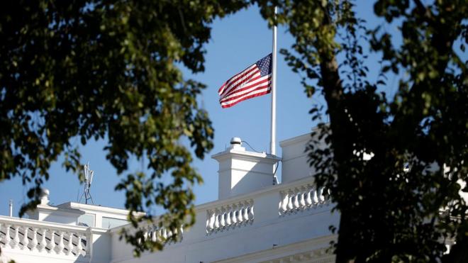 美國白宮下半旗