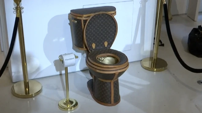 Этот золотой унитаз покрыт фрагментами изделий Louis Vuitton и стоит $100 000.