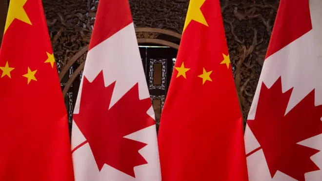 Banderas chinas y canadienses durante una reuniónslot 10los presidentes Xi Jinping y Justin Trudeau.