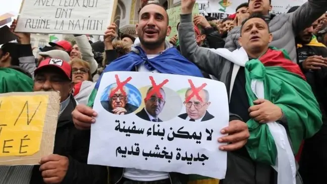 المتظاهرون الجزائريون لليوم الخامس على التوالي في الجزائر العاصمة في 22 مارس/آذار 2019 للاحتجاج على تمديد ولاية الرئيس عبد العزيز بوتفليقة والمطالبة بتغيير فوري.