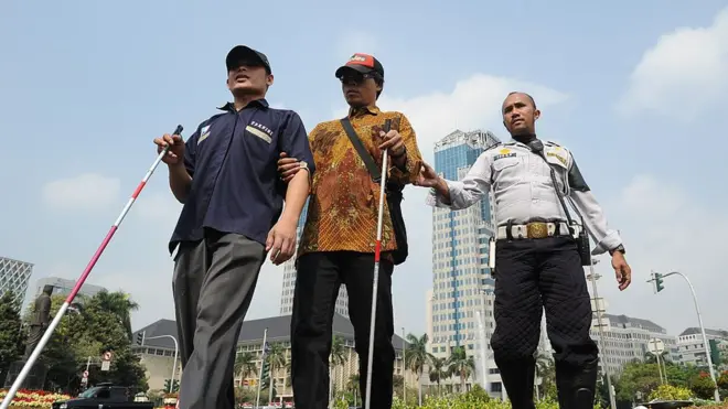 Berbagai pihak terus berusaha membuat masyarakat kita lebih inklusif bagi penyandang disabilitas.