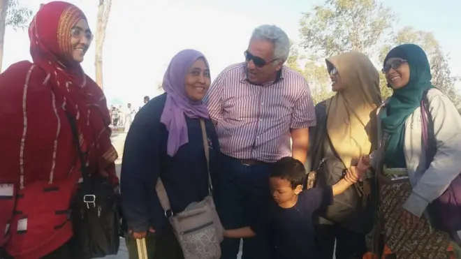 WNI yang berada di kamp pengungsi Suriah bersama petugas kamp Omar Allouche (tengah).