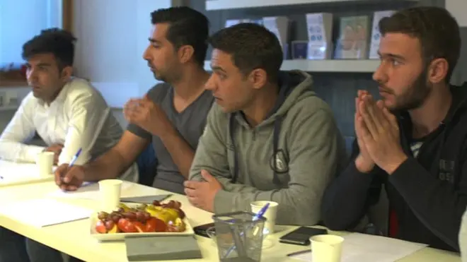 Este grupo de inmigrantes participan en una clase sobre "códigos culturales" noruegos.