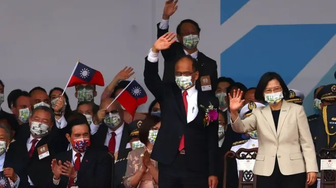 台灣總統蔡英文出席在台北總統府前舉行的「中華民國中樞暨各界慶祝111年國慶大會」,並發表演說。