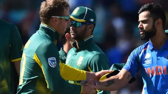 جنوبی افریقہ کے کھلاڑی انڈین کپتان وراٹ کوہلی سے میچ ختم ہونے کے بعد ہاتھ ملا رہے ہیں