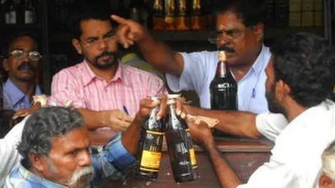 మద్యం దొరక్కపోవడంతో కొందరు వింతగా ప్రవర్తిస్తూ ఆస్పత్రుల్లో చేరుతున్నారు (ప్రతీకాత్మక చిత్రం)