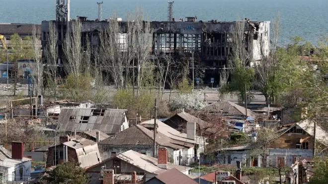 Разрушенная железнодорожная станция в Мариуполе