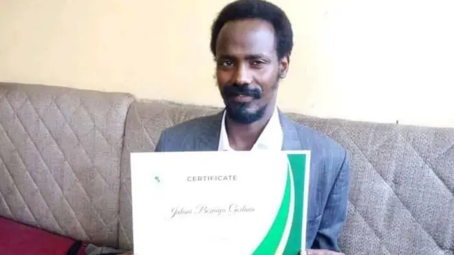 Jaatanii Boonayyaa kan amma Yun. Dillaa barsiisutti jiru kana dura kitaaba lama barreessuu BBC'tti hime