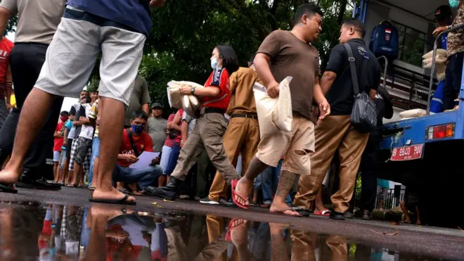 Ratusan supir angkot mengantre paket bantuan di Manado, Sulawesi Utara, Selasa (31/3).