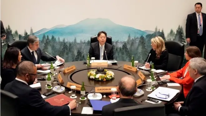 وزير الخارجية الياباني يوشيماسا هاياشي يلقي كلمة افتتاحية أمام وزراء خارجية دول مجموعة السبع يوم 17 أبريل/نيسان 2023.