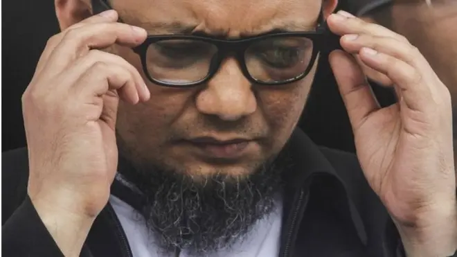 "... Saya harus tetap melawan, saya harus tetap memprotes, karena kesewenang-wenangan, kejahatan, dan perbuatan buruk lainnya, dalam penegakan hukum, tidak boleh dimaklumi, atau dibiarkan," kata Novel Baswedan.