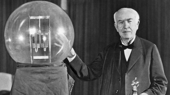 Thomas Alva Edison y su bombillo