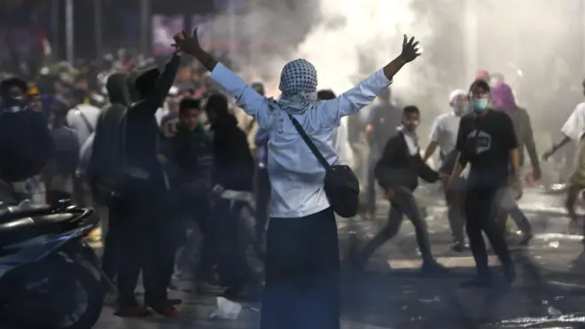 Demonstran bentrok dengan aparat keamanan di depan Gedung Bawaslu di Jakarta. NU dan Muhammadiyah meminta semua pihak menahan diri.