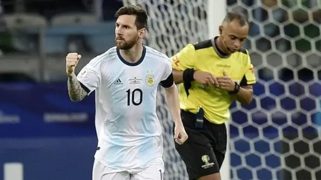 Lionel Messi cobró correctamente el penalti declarado por el árbitro Wilton Sampaio.