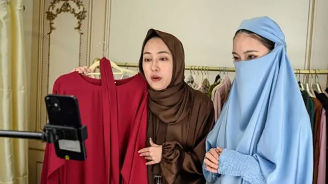 在一家廣州的電商學校裏，兩名中國學員學習如何海外直播帶貨